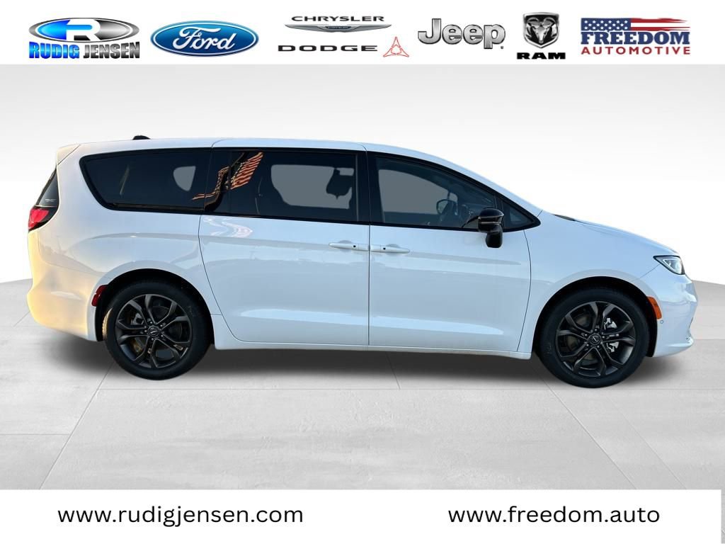New 2026 Chrysler Pacifica Select image 5