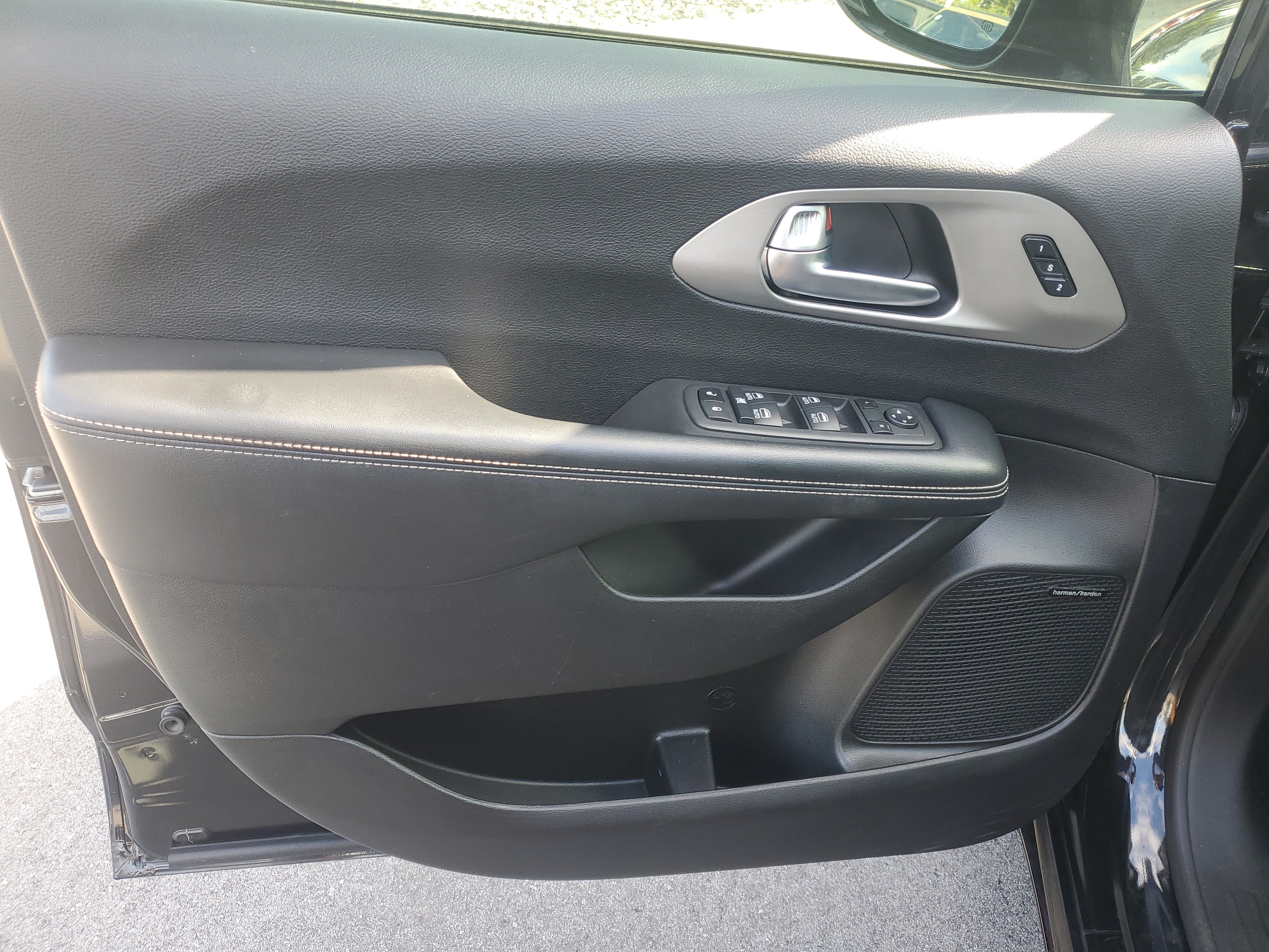 Used 2022 Chrysler Pacifica Limited w/ Uconnect Theater Family Group AWD/4WD image 11