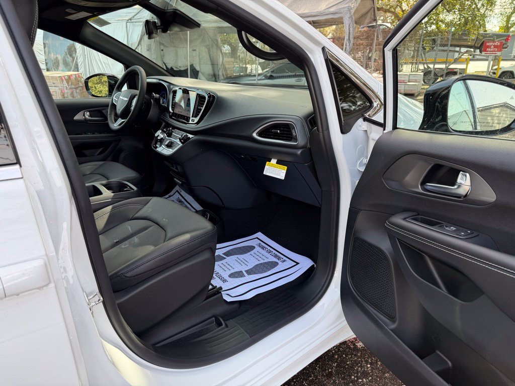 New 2026 Chrysler Pacifica Select FWD image 30