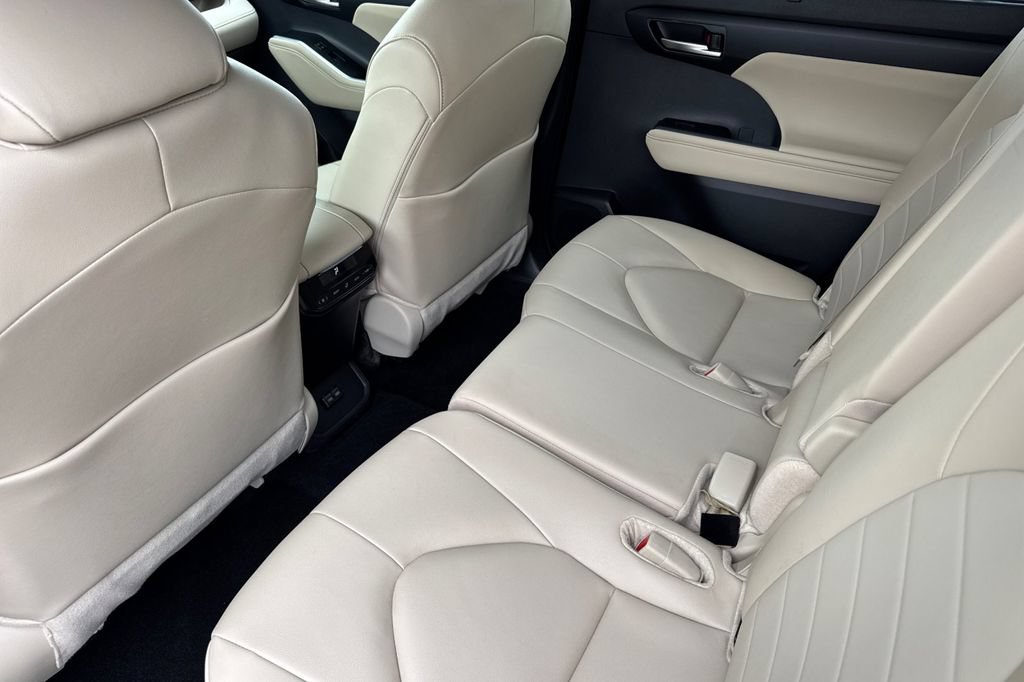Certified 2025 Toyota Highlander XLE AWD/4WD image 11