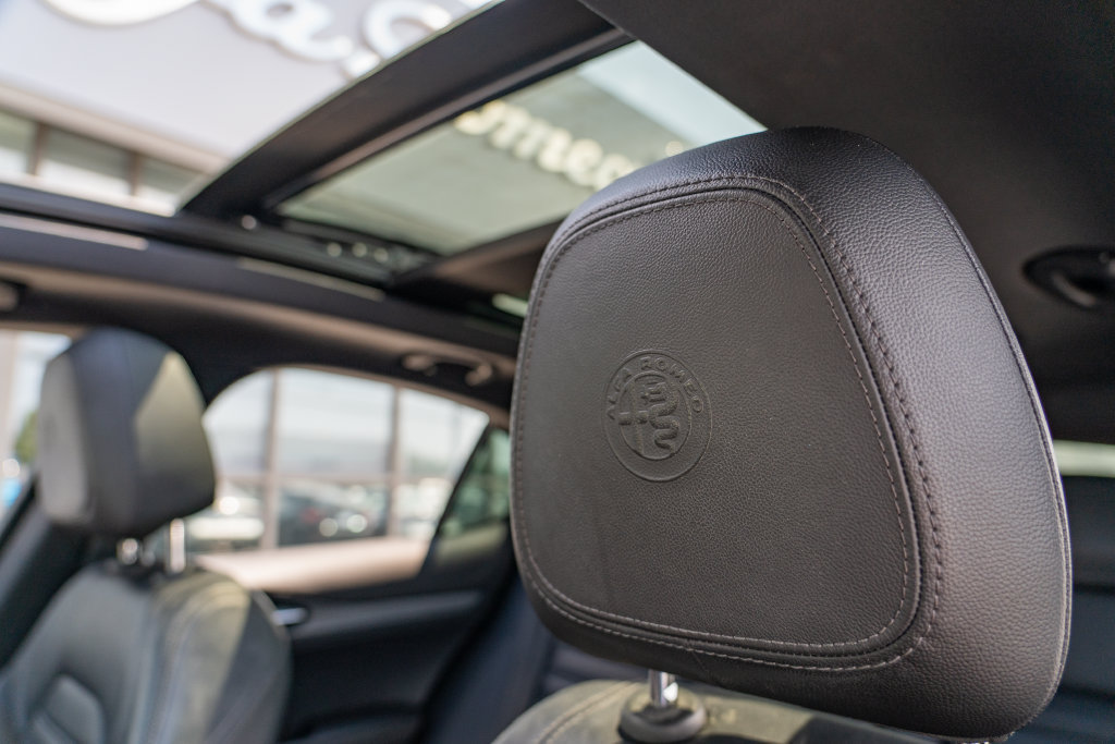 Used 2022 Alfa Romeo Stelvio Veloce AWD/4WD image 16