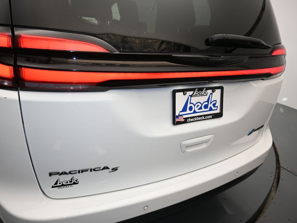 Used 2024 Chrysler Pacifica Select image 25