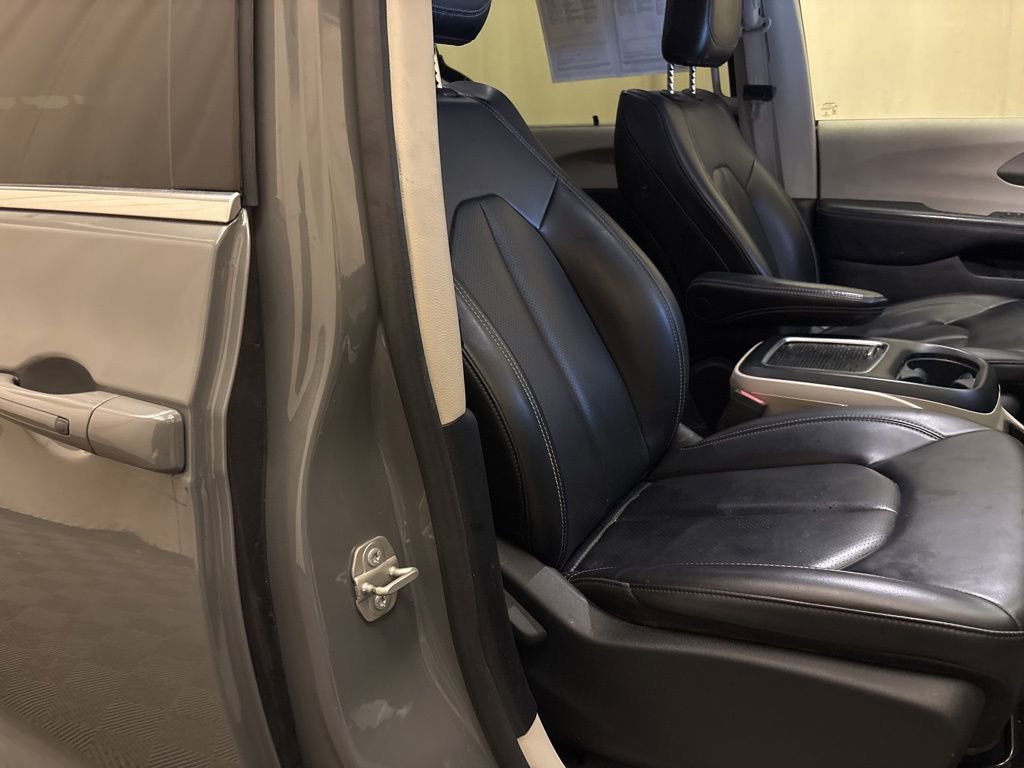 Used 2023 Chrysler Pacifica Touring-L image 20