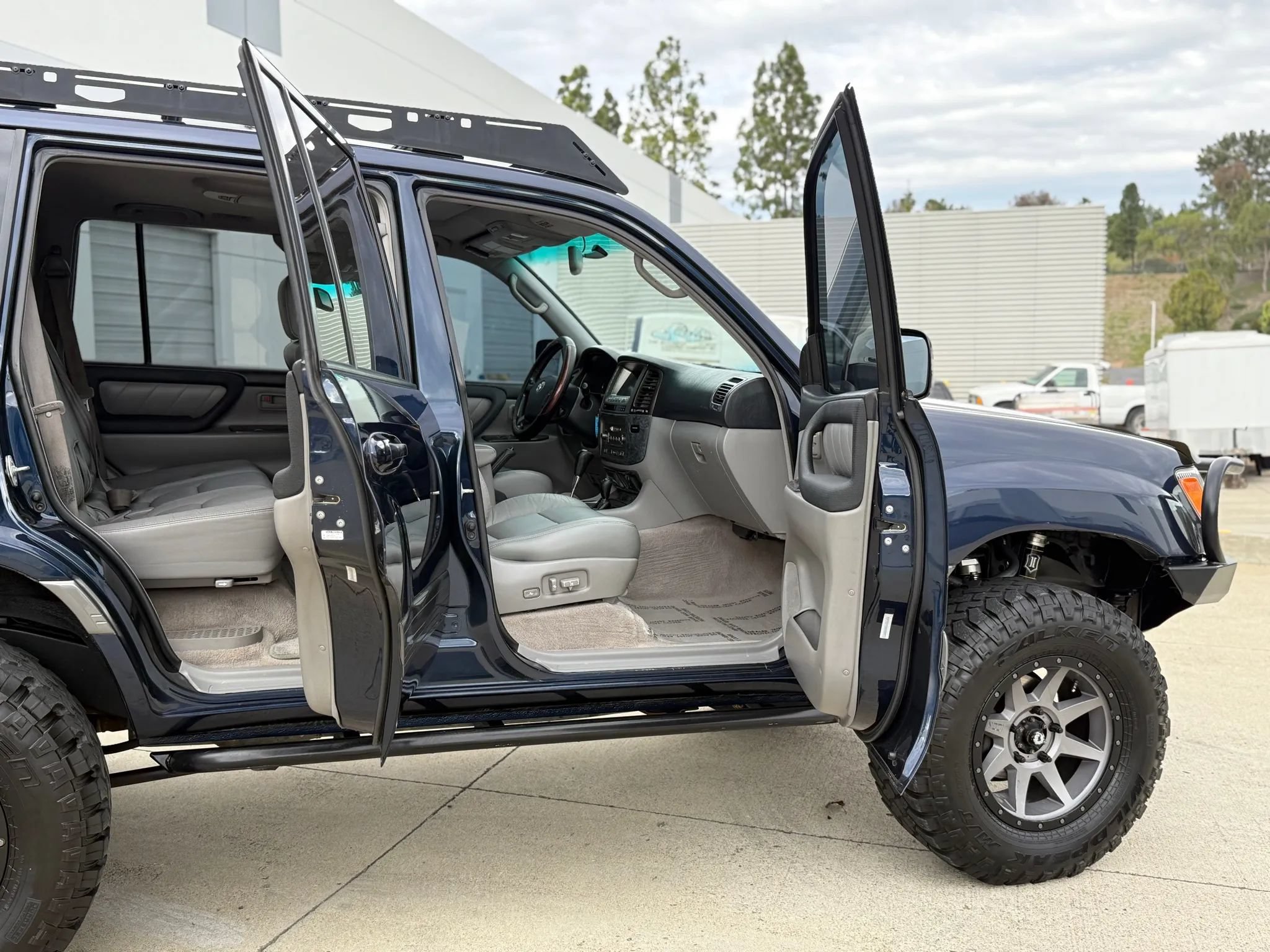Used 2005 Toyota Land Cruiser w/ Convenience Pkg AWD/4WD image 38