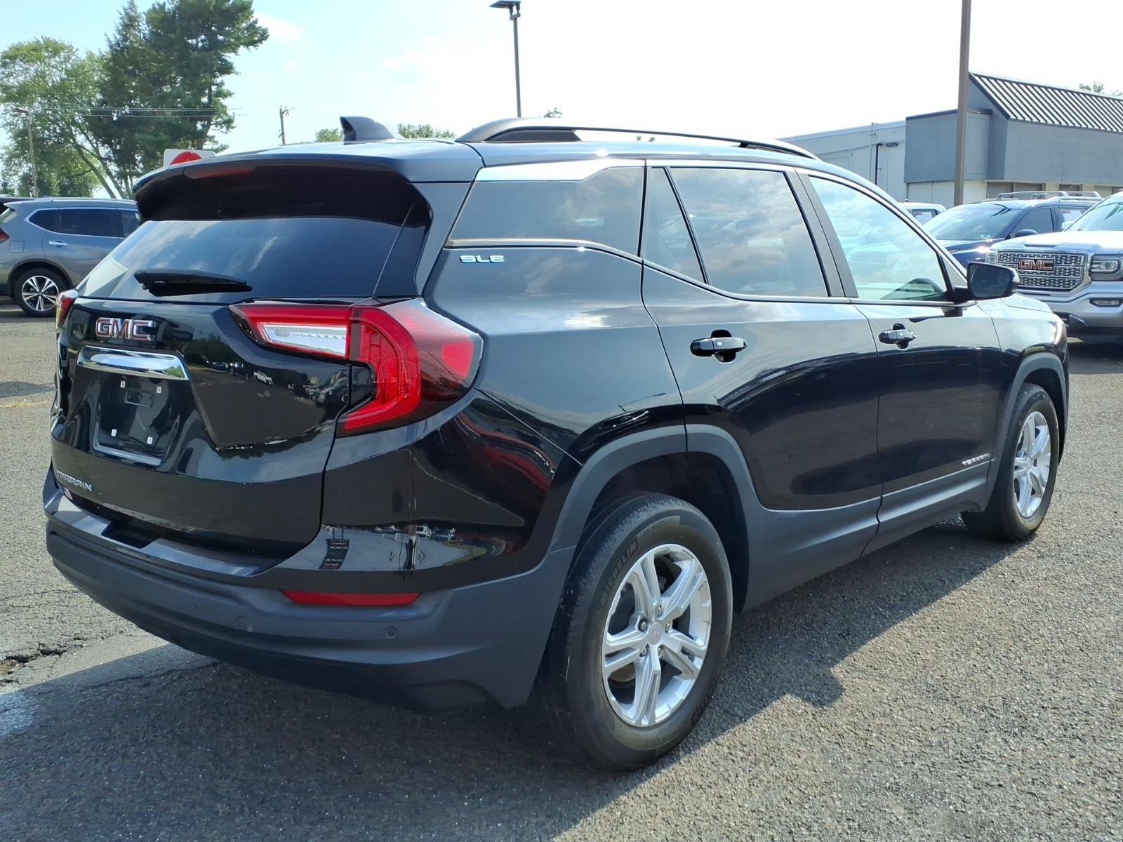 Used 2022 GMC Terrain SLE w/ Driver Convenience Package FWD image 3