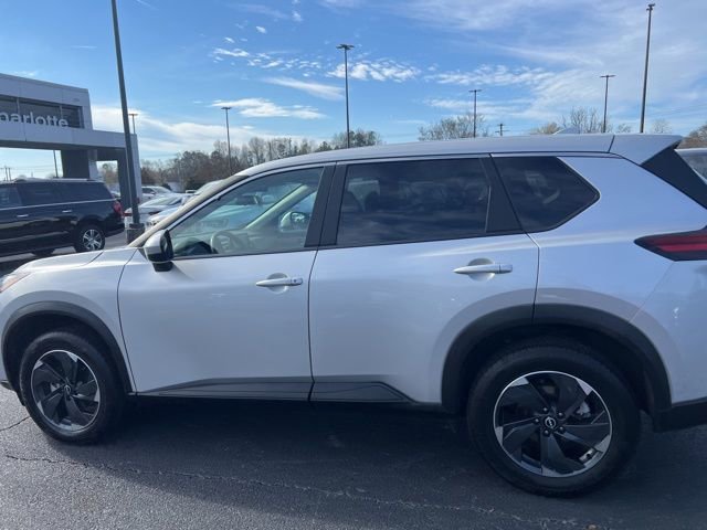 Used 2024 Nissan Rogue SV image 8