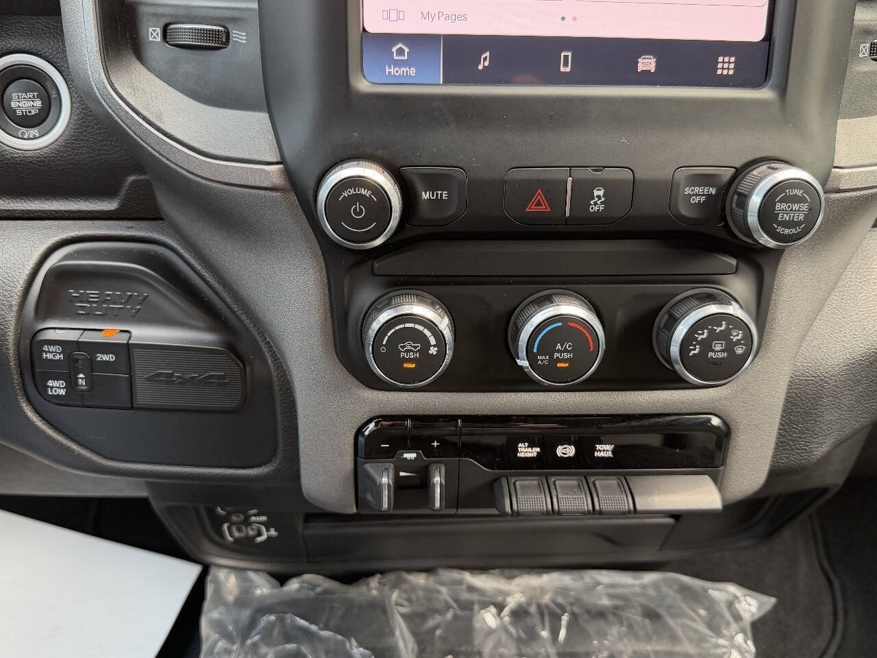 Used 2024 RAM 3500 Tradesman w/ Chrome Appearance Group AWD/4WD image 28