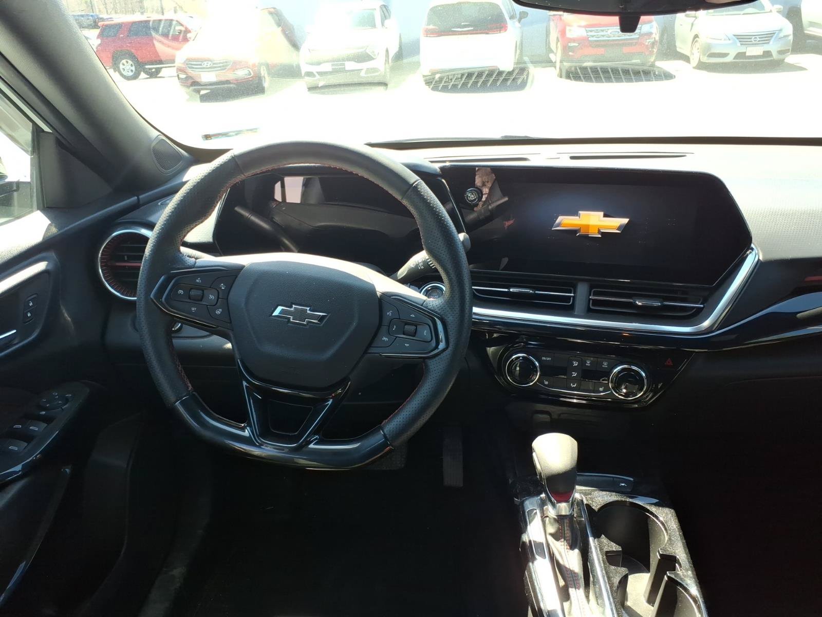 Used 2024 Chevrolet Trax RS w/ Sunroof Package FWD image 9