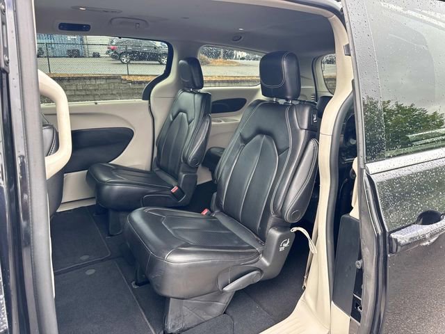 Used 2023 Chrysler Pacifica Touring-L FWD image 16