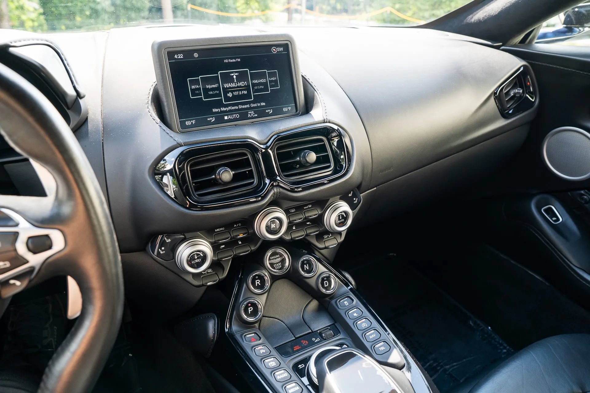 Used 2019 Aston Martin V8 Vantage Coupe RWD image 34