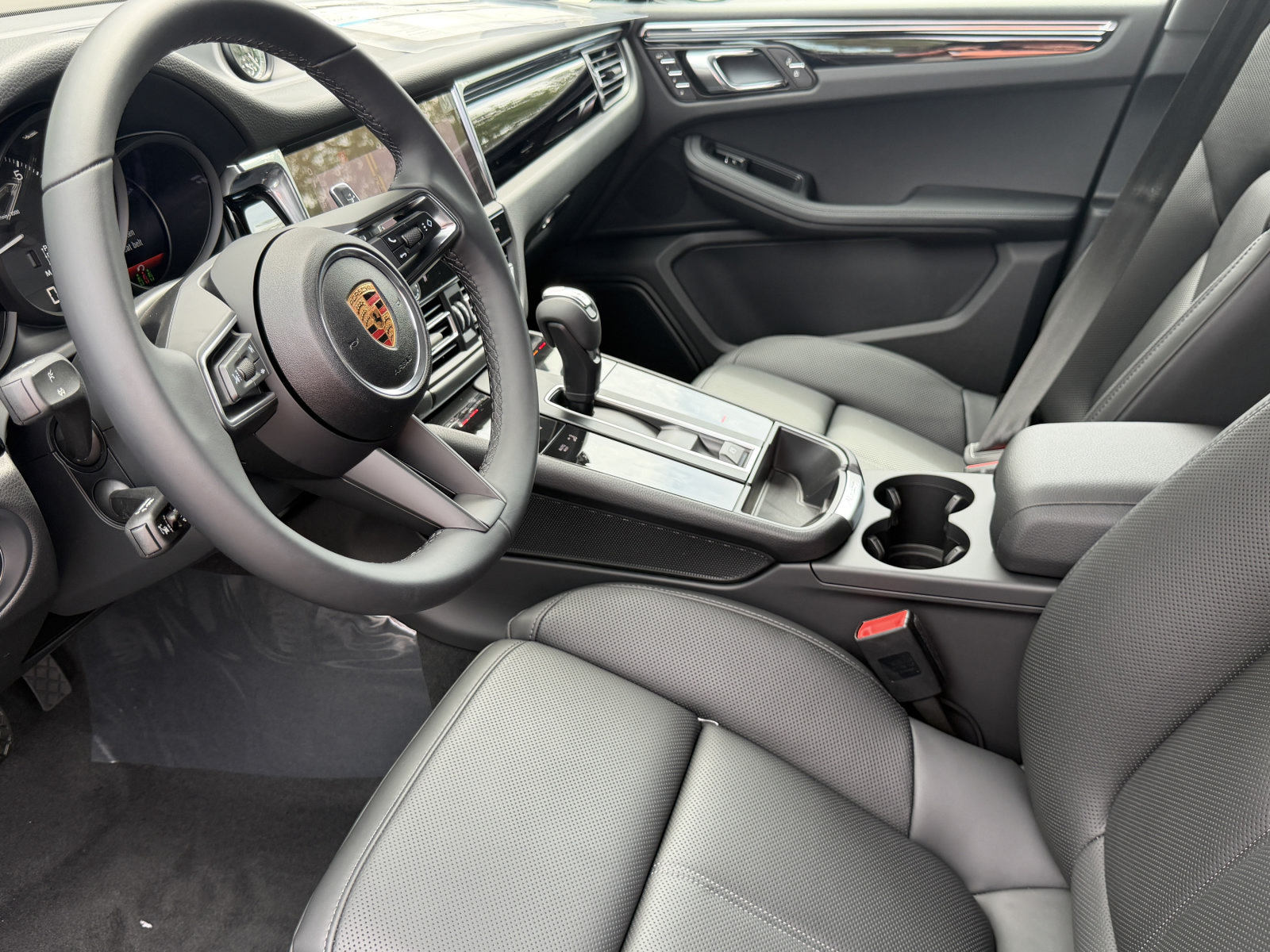 New 2026 Porsche Macan AWD/4WD image 4