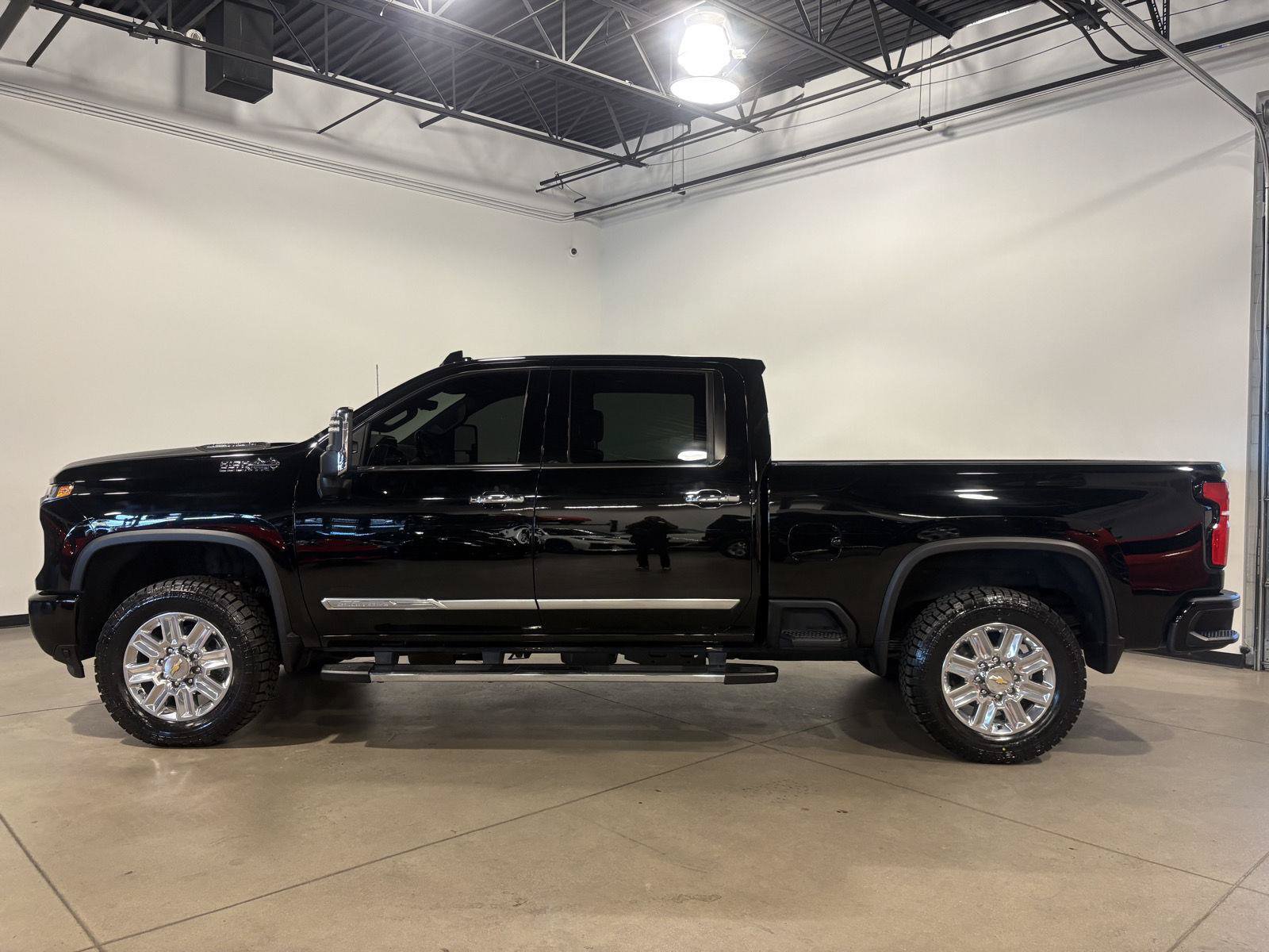 Used 2025 Chevrolet Silverado 2500 High Country w/ High Country Premium Package AWD/4WD image 6