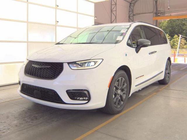 Used 2024 Chrysler Pacifica Limited w/ Uconnect Theater Family Group FWD image 5