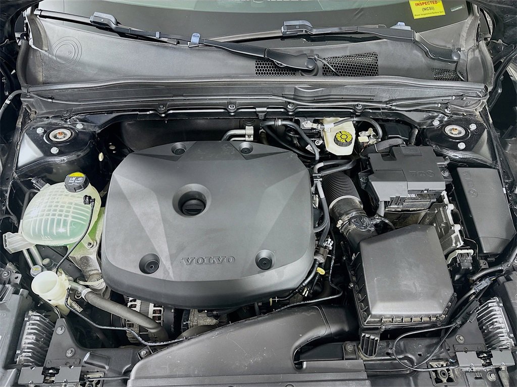 Used 2022 Volvo XC40 T4 Momentum image 31