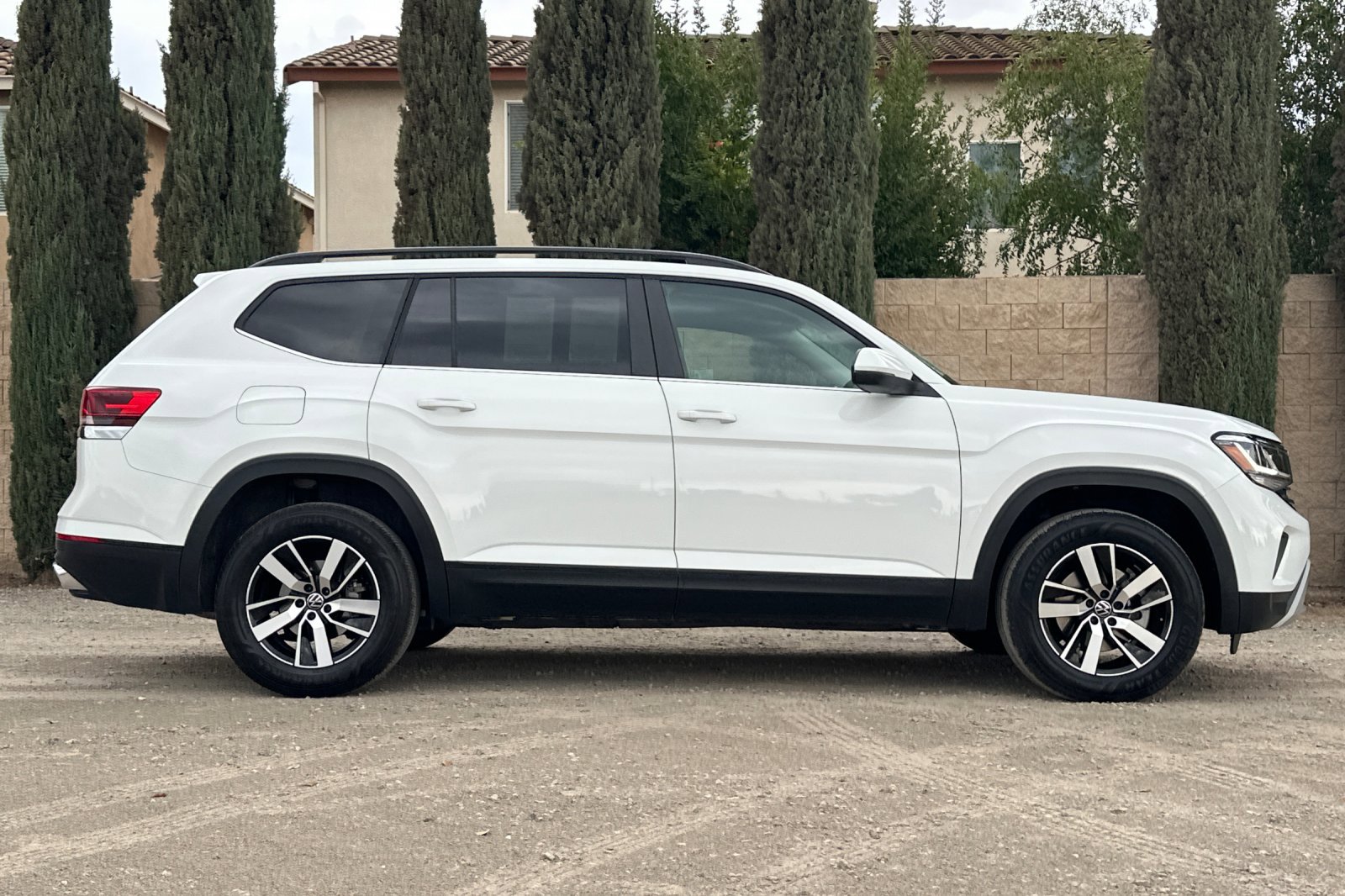 Used 2023 Volkswagen Atlas SE image 3