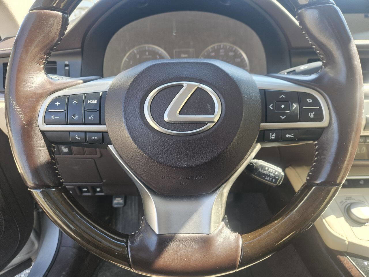 Used 2016 Lexus ES 350 w/ Luxury Package w/Wood Trim image 23