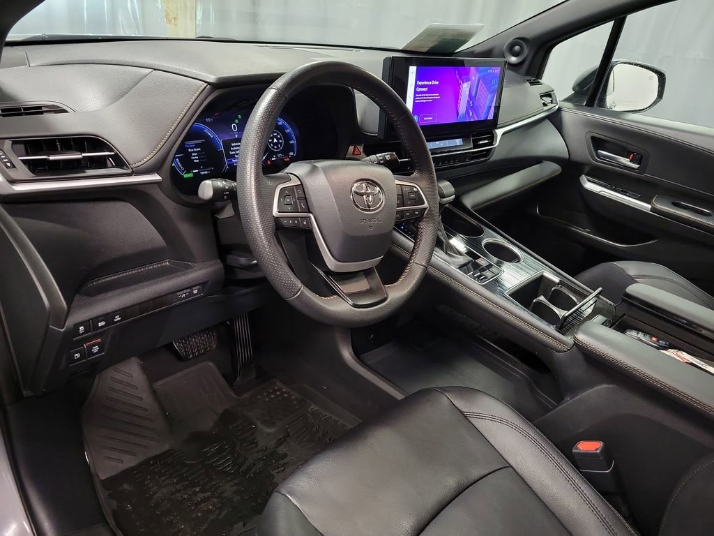 Used 2025 Toyota Sienna XLE Woodland Edition image 13