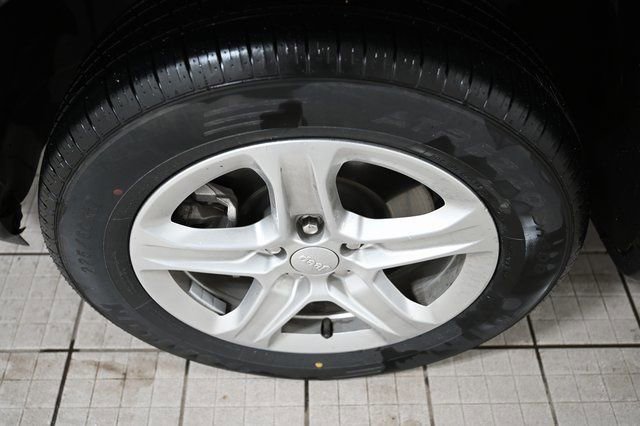 Used 2024 Jeep Compass Latitude image 17