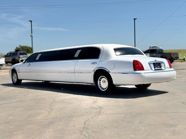 Used 2002 Lincoln Town Car Executive RWD image 6