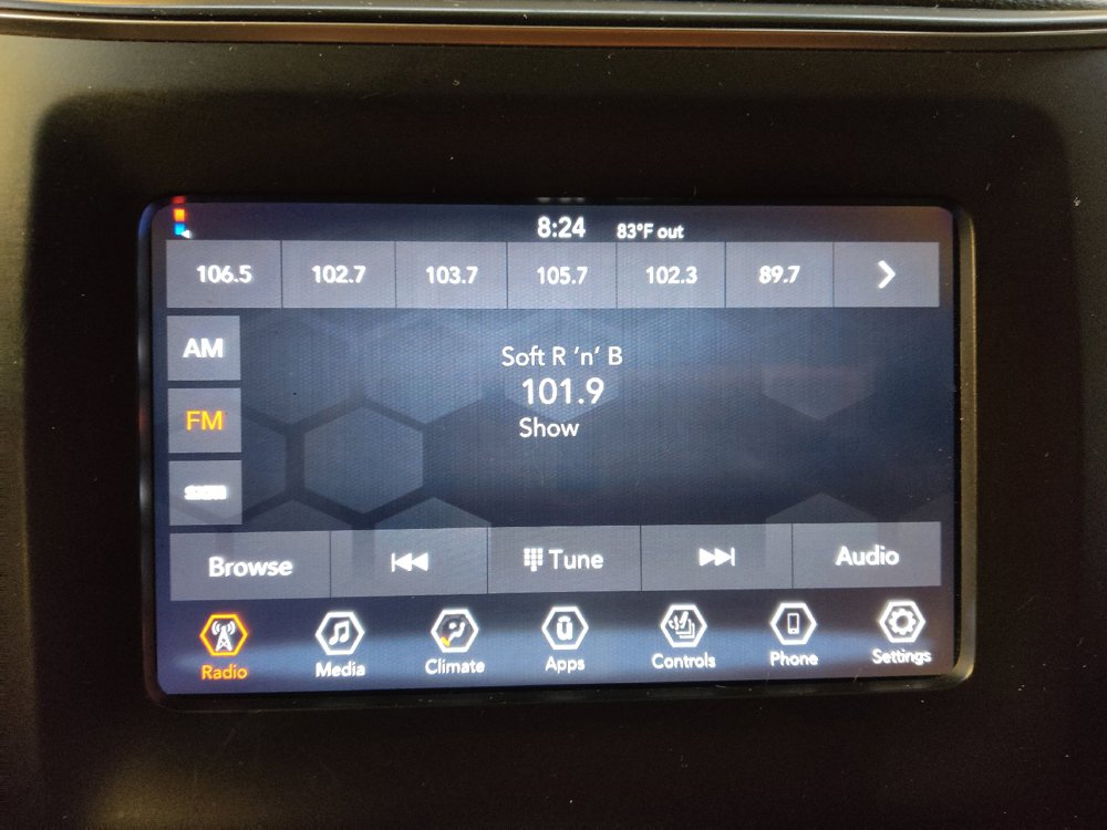 Used 2019 Jeep Cherokee Latitude Plus w/ Cold Weather Group AWD/4WD image 25