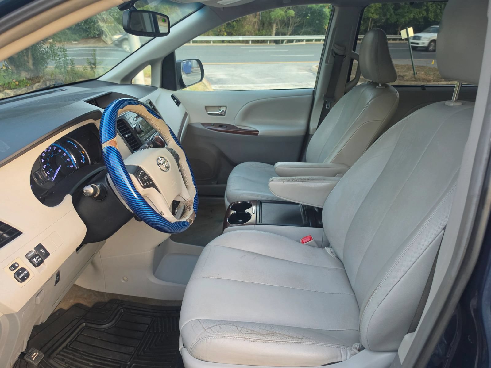 Used 2012 Toyota Sienna XLE FWD image 9