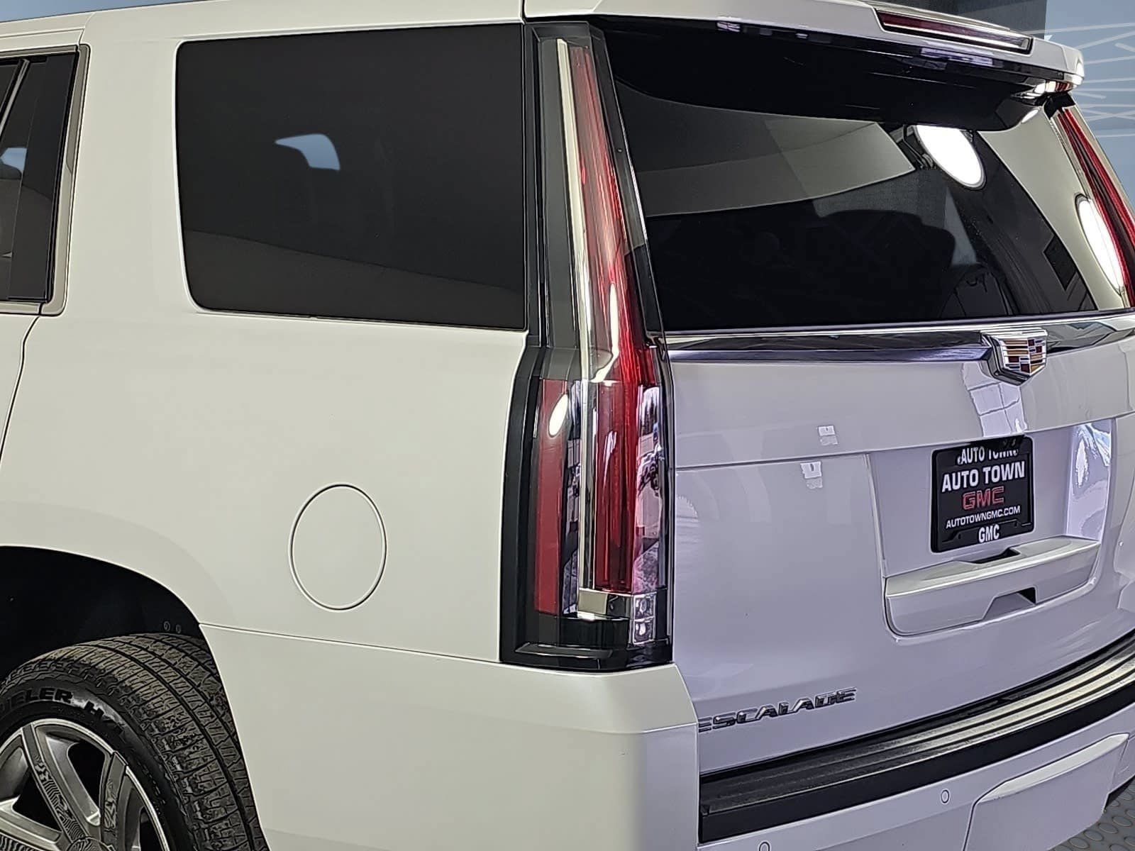 Used 2020 Cadillac Escalade Luxury AWD/4WD image 32