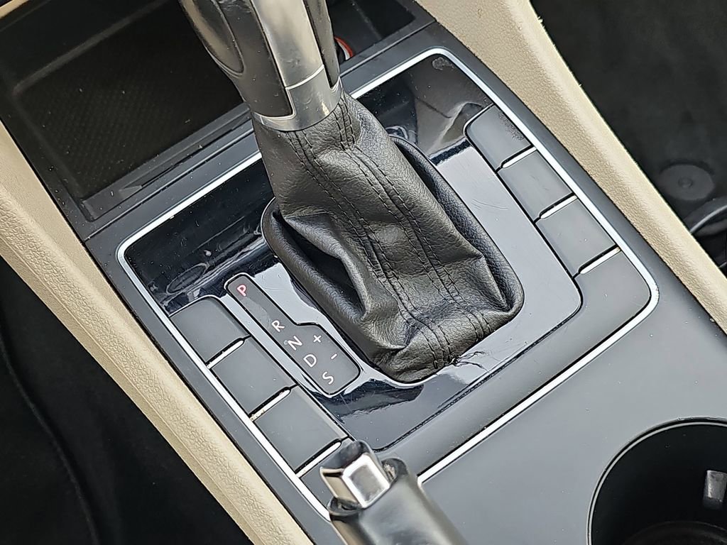 Used 2017 Volkswagen Passat 1.8T R-Line w/ R-Line Lighting Package image 26