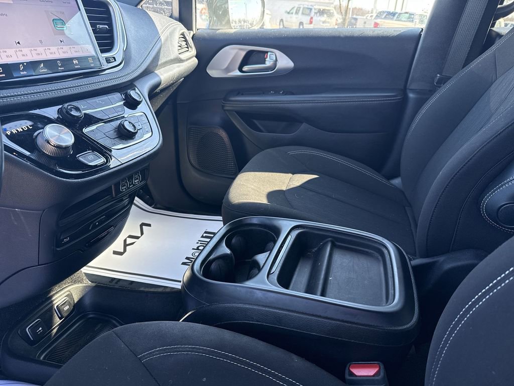 Used 2021 Chrysler Pacifica Touring w/ Uconnect Theater Family Group image 21