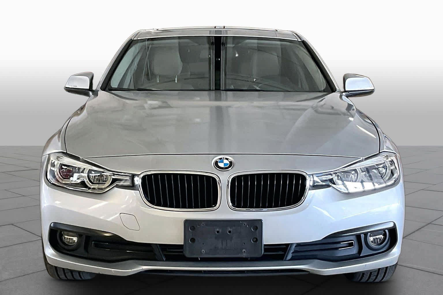 Used 2018 BMW 320i Sedan w/ Convenience Package RWD image 3