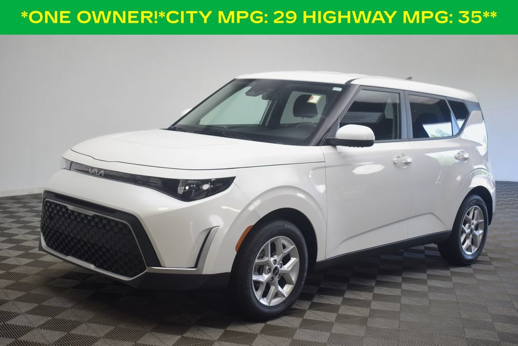 Used 2025 Kia Soul LX w/ LX Technology Package FWD image 3