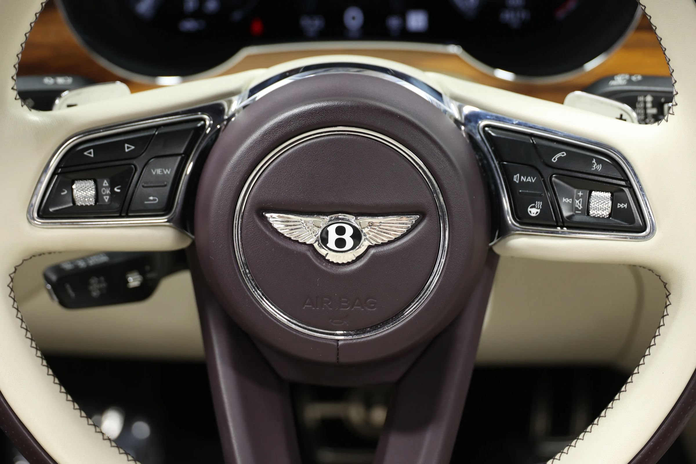 Used 2023 Bentley Bentayga Extended Wheelbase AWD/4WD image 29