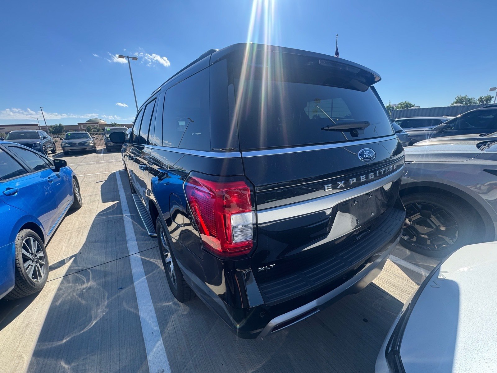 Used 2023 Ford Expedition XLT RWD image 3