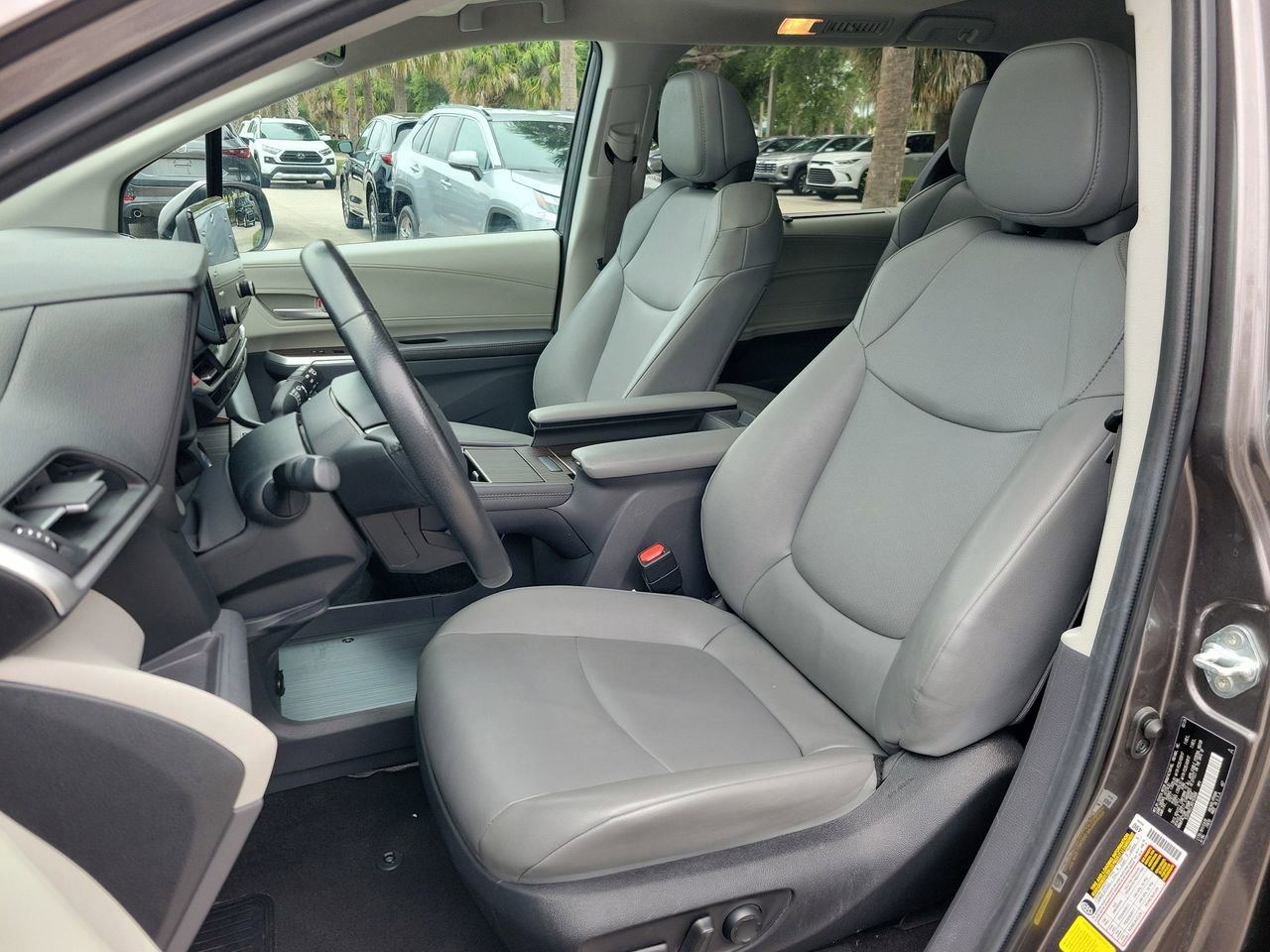 Used 2024 Toyota Sienna XLE FWD image 17