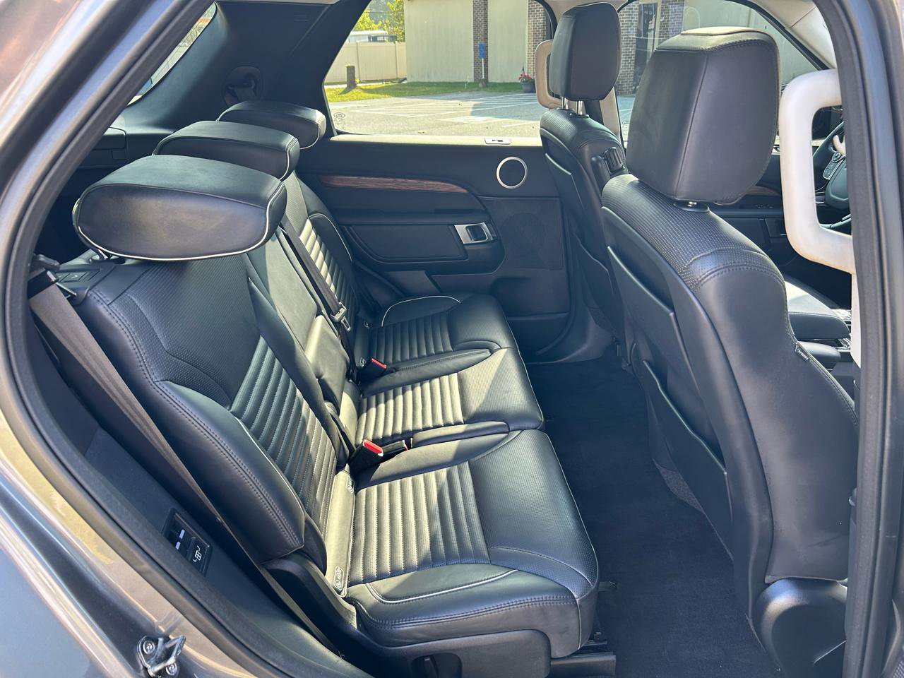 Used 2017 Land Rover Discovery HSE AWD/4WD image 18