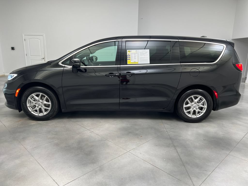 Used 2025 Chrysler Pacifica Select FWD image 5
