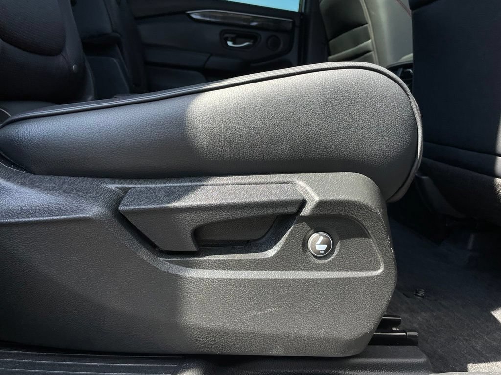 Certified 2025 Honda Pilot Black Edition image 36