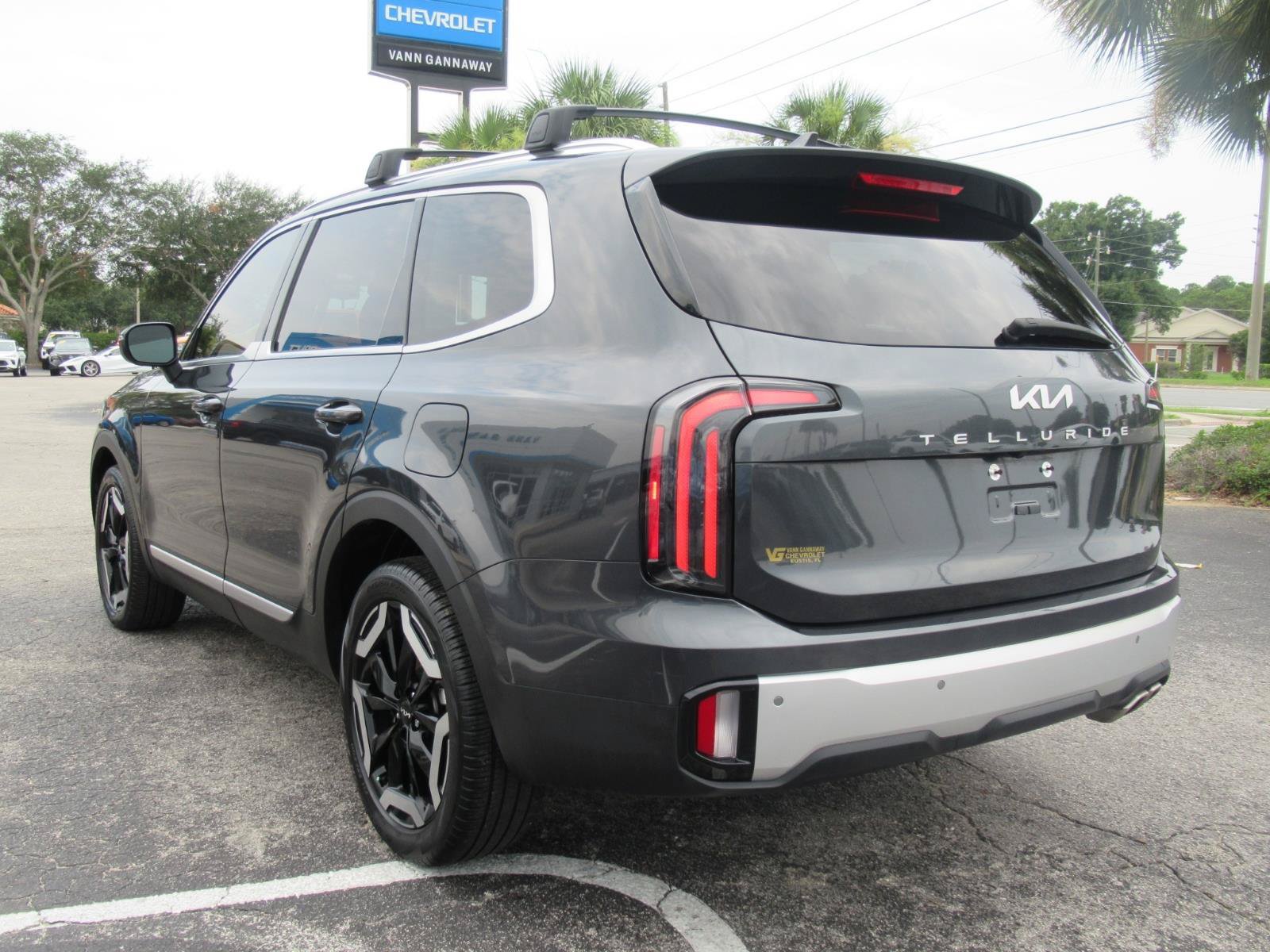 Used 2024 Kia Telluride EX w/ EX Captain's Chair Package FWD image 8