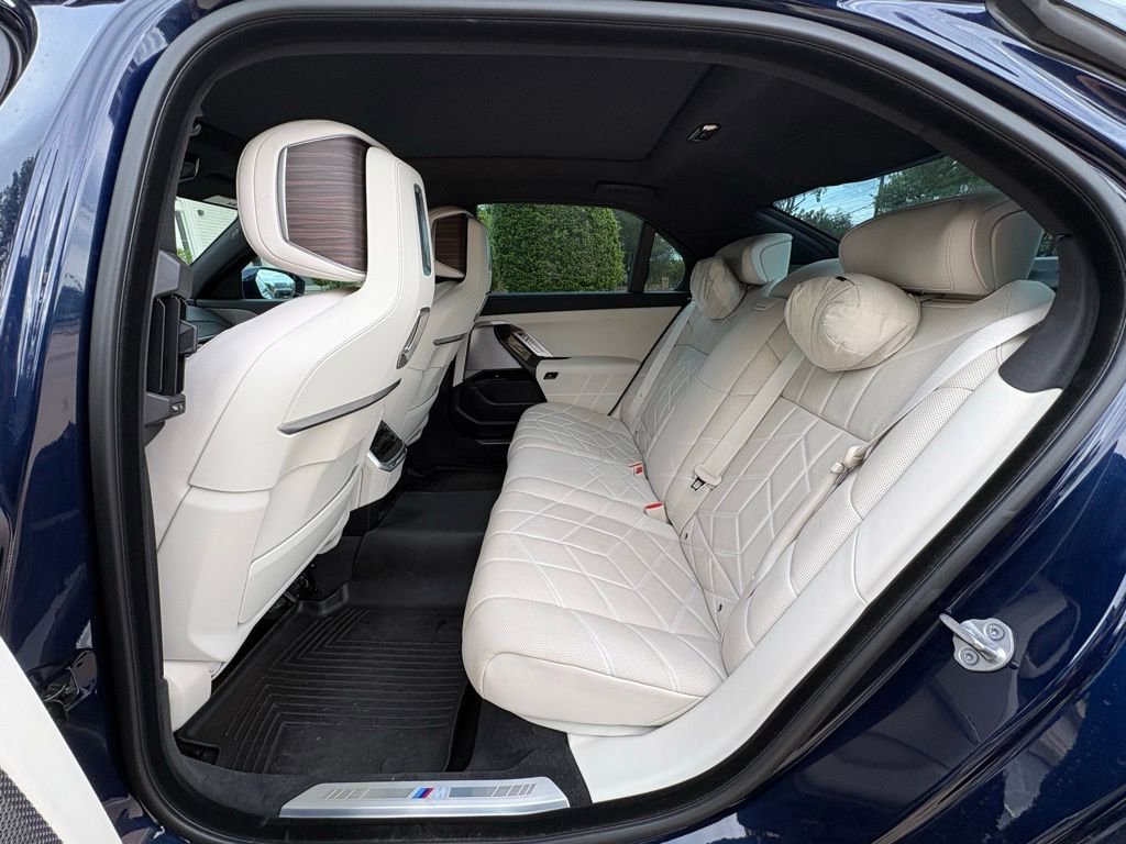 Used 2023 BMW i7 xDrive60 image 16