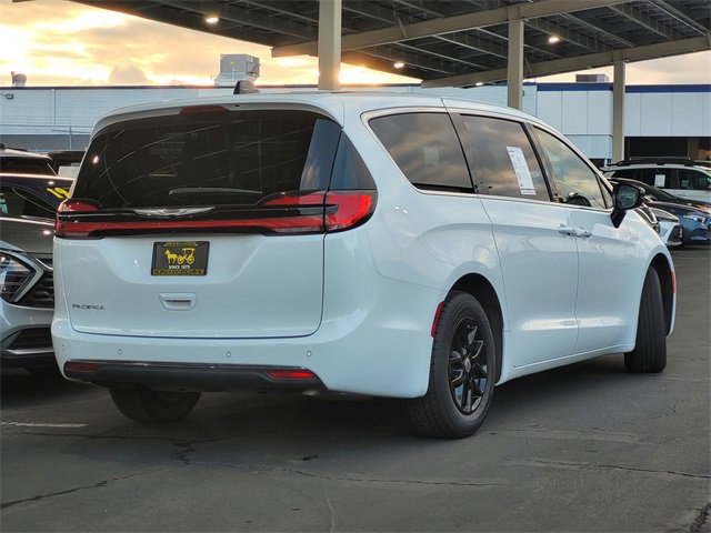 Certified 2025 Chrysler Pacifica Select image 4