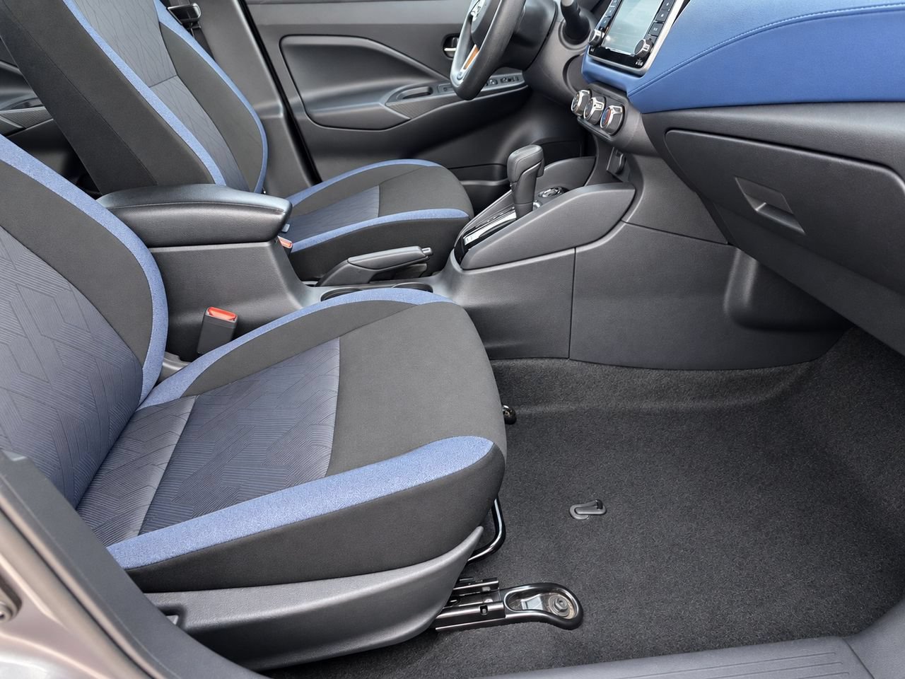 Used 2025 Nissan Versa SV FWD image 36