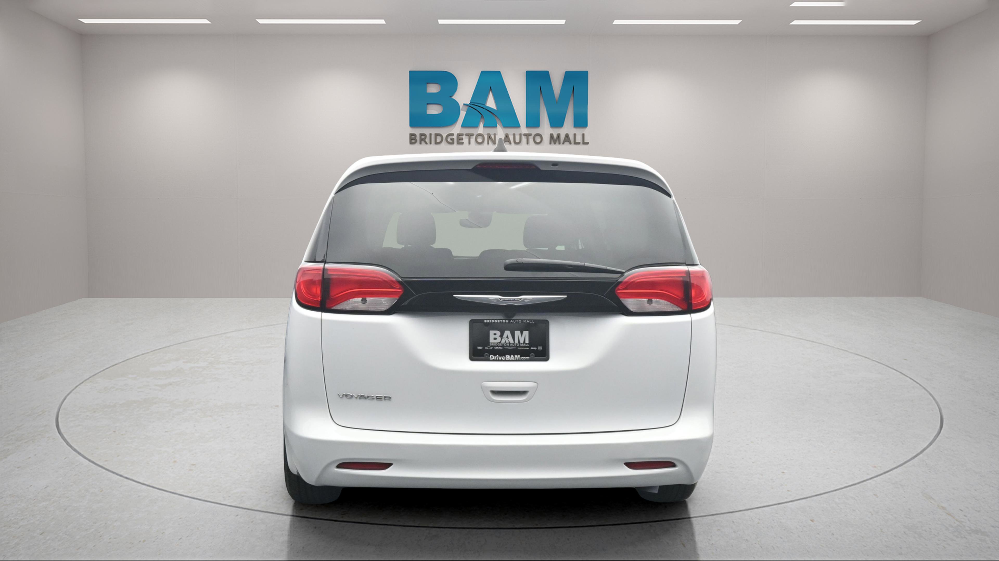 Used 2023 Chrysler Voyager LX image 5