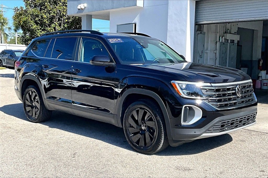 Certified 2025 Volkswagen Atlas SE w/ Panoramic Sunroof Package image 2