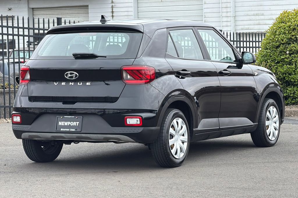 Used 2020 Hyundai Venue SE image 3