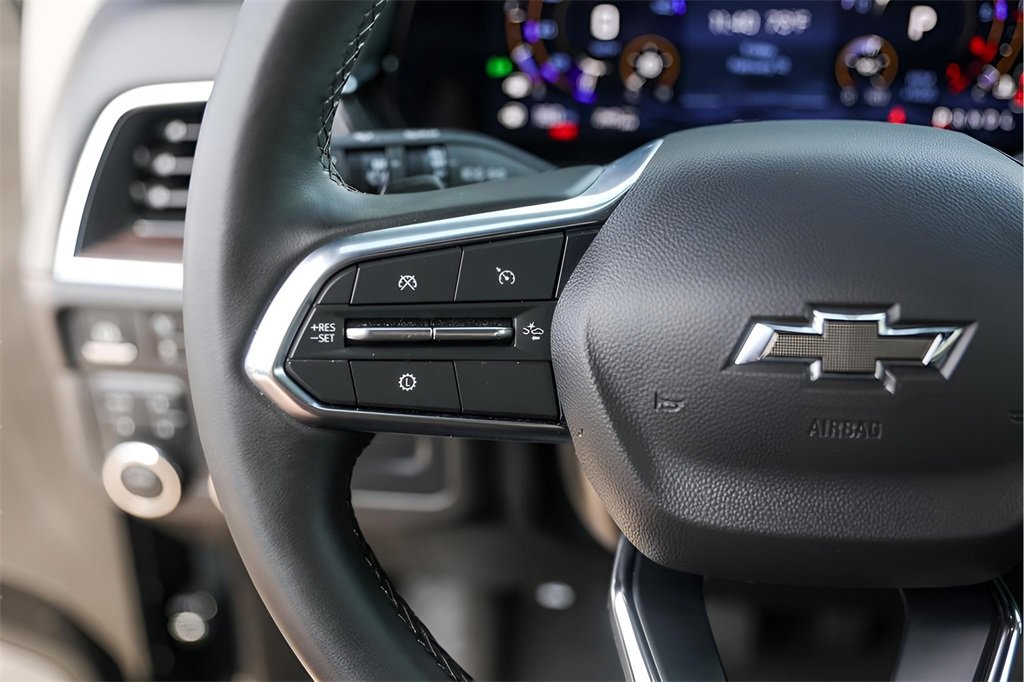 Used 2025 Chevrolet Suburban Z71 image 17