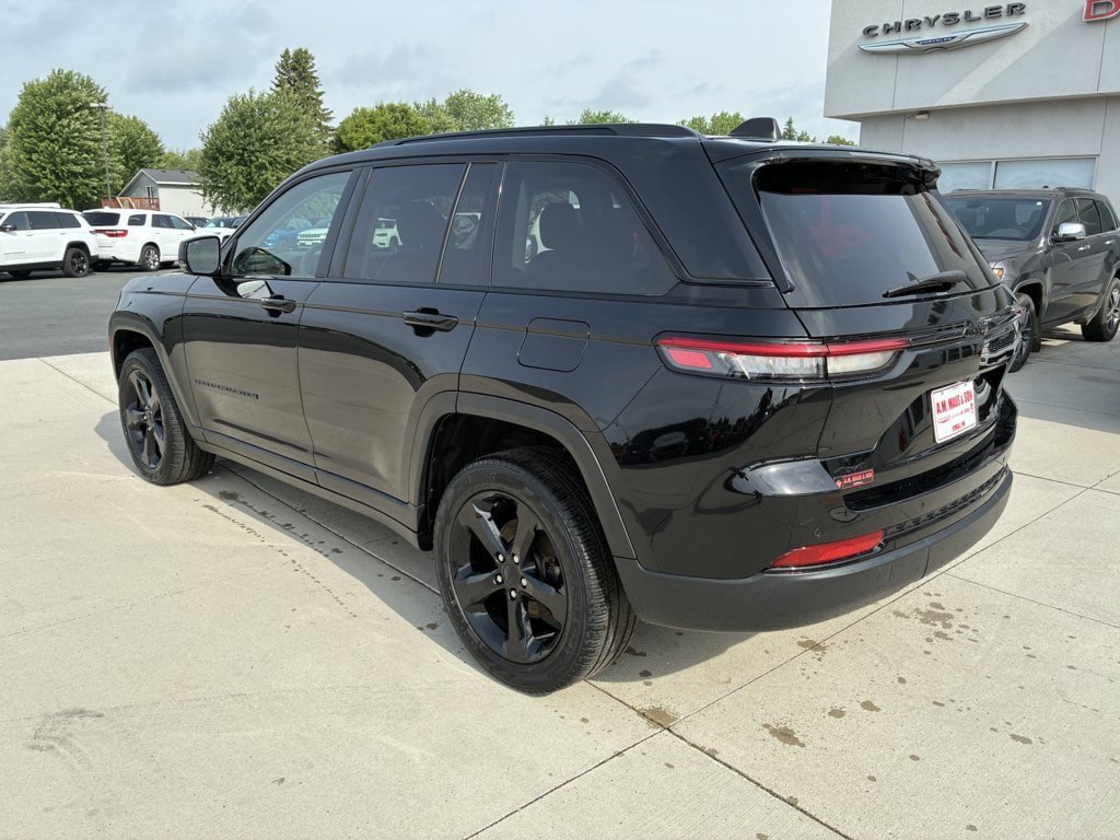 Used 2023 Jeep Grand Cherokee Limited w/ Black Appearance Package AWD/4WD image 6