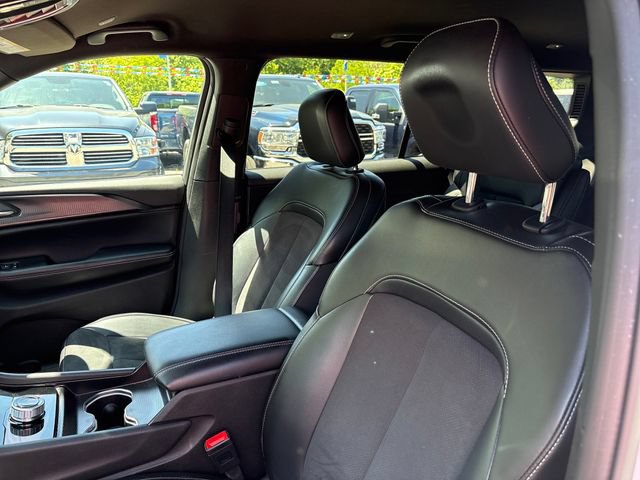 Used 2024 Jeep Grand Cherokee L Laredo AWD/4WD image 9