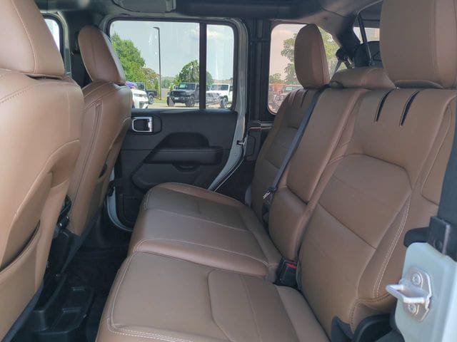 Used 2023 Jeep Wrangler Unlimited Sahara AWD/4WD image 13