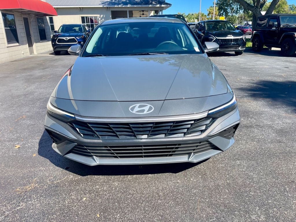 Used 2025 Hyundai Elantra SE FWD image 8