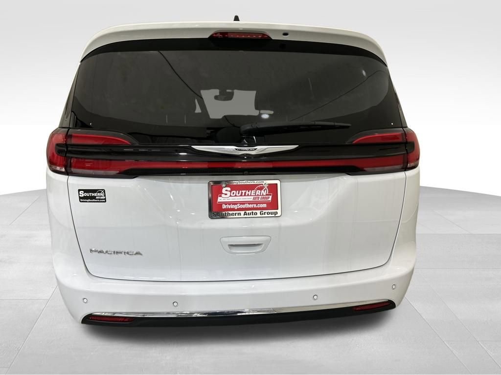 Used 2024 Chrysler Pacifica Touring-L image 4