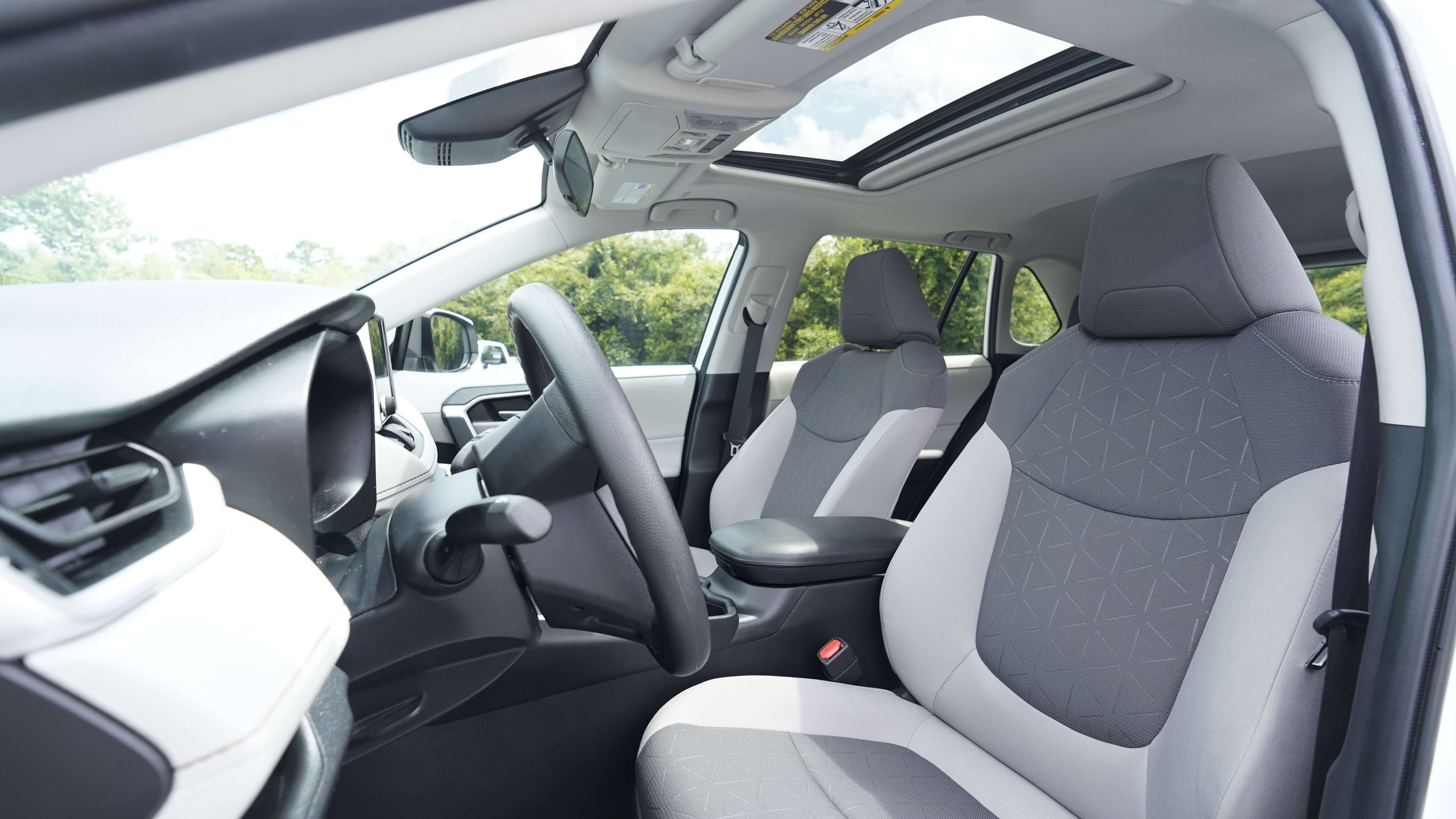 Used 2024 Toyota RAV4 XLE w/ Convenience Package FWD image 5